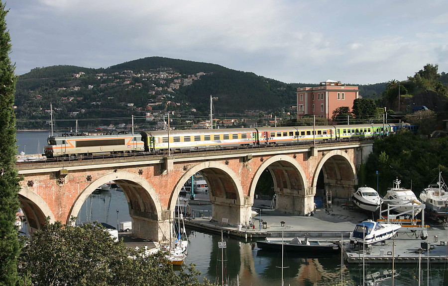 Un rayon de soleil au travers d'un ciel mena&ccedil;ant &eacute;claire le viaduc de La Rague pour le passage du Teoz Bordeaux - Nice.