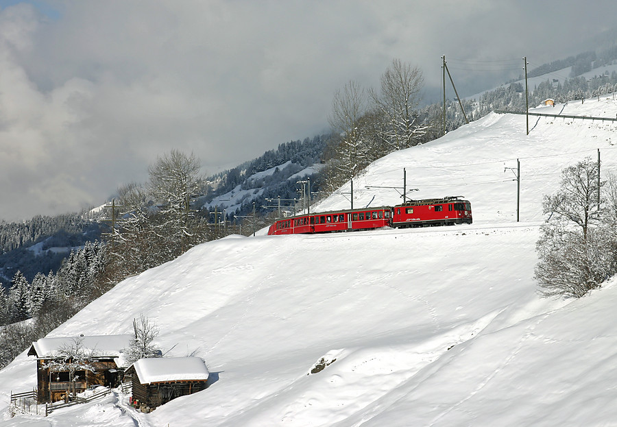 Un train supplémentaire de sports d'hiver des RhB emmène ses skieurs dans la longue rampe qui le mènera à Arosa, et est vu ici peu avant Langwies.