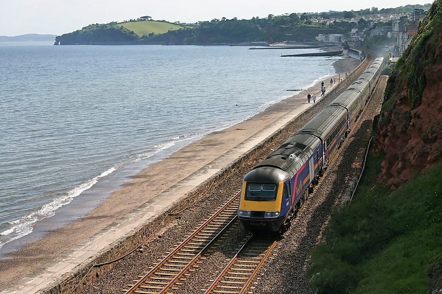 Un HST de First Great Western file sans arr&ecirc;t vers Londres le long du fameux "sea wall" de Dawlish, dans le Devon.