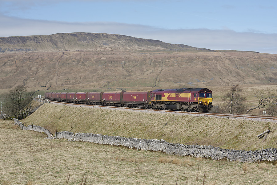 Dans le cadre sompteux de Ribblehead, sur la ligne de Settle &agrave; Carlisle, un train de charbon EWS vient de franchir lentement le viaduc.