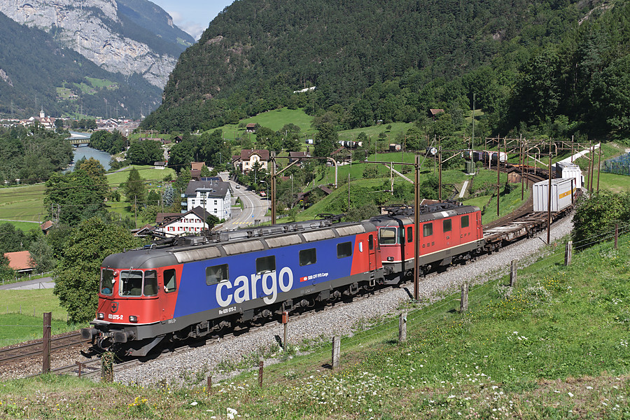 Dans une courbe en-dessous de Silenen, un train de conteneurs de CFF Cargo vient d'attaquer la rampe nord du Gothard, qui commence &agrave; Erstfeld, dont on voit la clocher dans le bas de la vall&eacute;e.