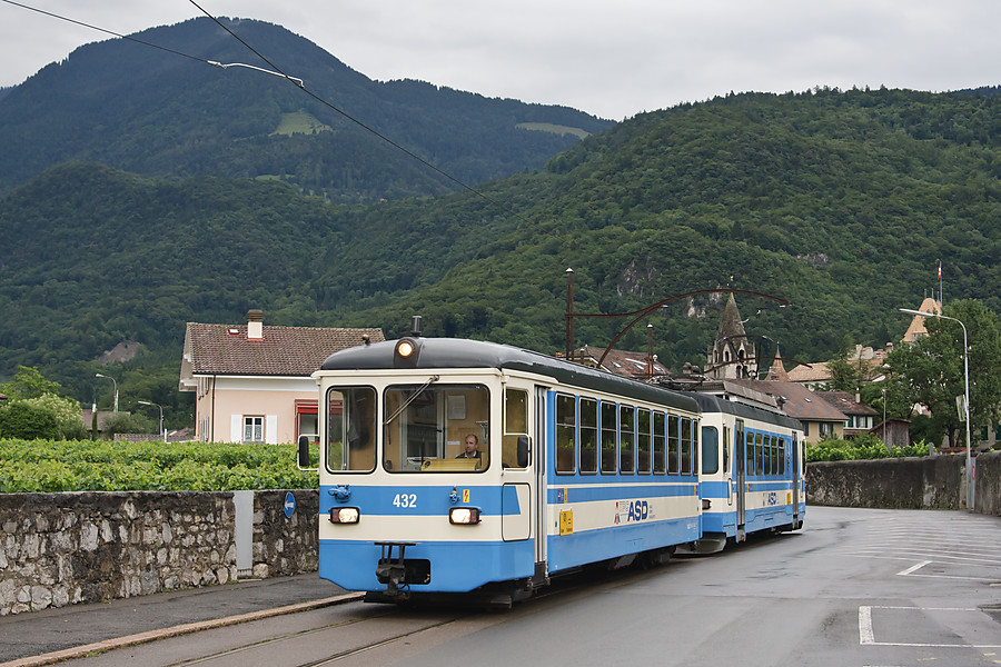 Apr&egrave;s avoir effectu&eacute; une longue descente &agrave; flanc de montagne &agrave; travers la for&ecirc;t, puis serpent&eacute; dans les vignes, le train de l'ASD finit son parcours &agrave; travers les rues d'Aigle, dont on aper&ccedil;oit le chateau &agrave; l'arri&egrave;re-plan.