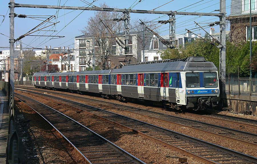 Sur le tronc commun à 4 voies des Groupes II et III de la banlieue St-Lazare, un élément automoteur Z 6400 en provenance de Maisons-Laffitte via Nanterre-Université file vers Paris-St-Lazare. Vue prise entre les gares de Bécon-les-Bruyères et Asnières.