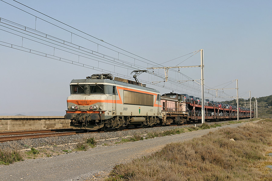 Fret (voitures neuves) se dirigeant vers le sud et passant sur l'Ile Ste Lucie.