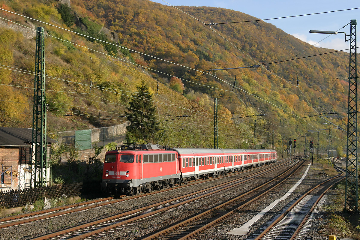 Par une splendide journée de fin d'automne, une vétérante de la DB remonte un train régional Frankfurt - Wiesbaden - Koblenz par la ligne de la rive droite du Rhin, vue ici à Kaub.