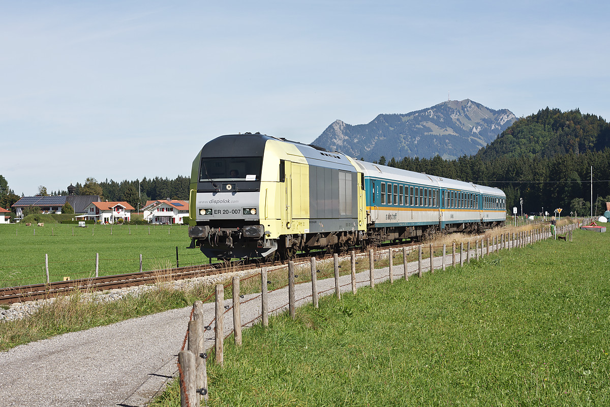 La tranche Oberstdorf d'un train Alex de Munich passe à Langenwang, à quelques miniutes de son terminus. La locomotive ex-ÖBB série 2143 normalement affectée à ce service étant en panne , le train est remorqué par une moderne ER 20.