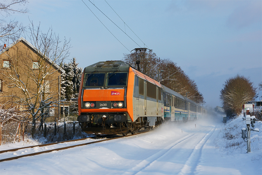 Suite &agrave; des incidents techniques dus &agrave; la neige en Italie, le train de nuit 226 Art&eacute;sia Rome - Paris accuse un retard de 9 heures environ ! Il est vu ici &agrave; Dole, au crochet de la BB 26081, du Fret.