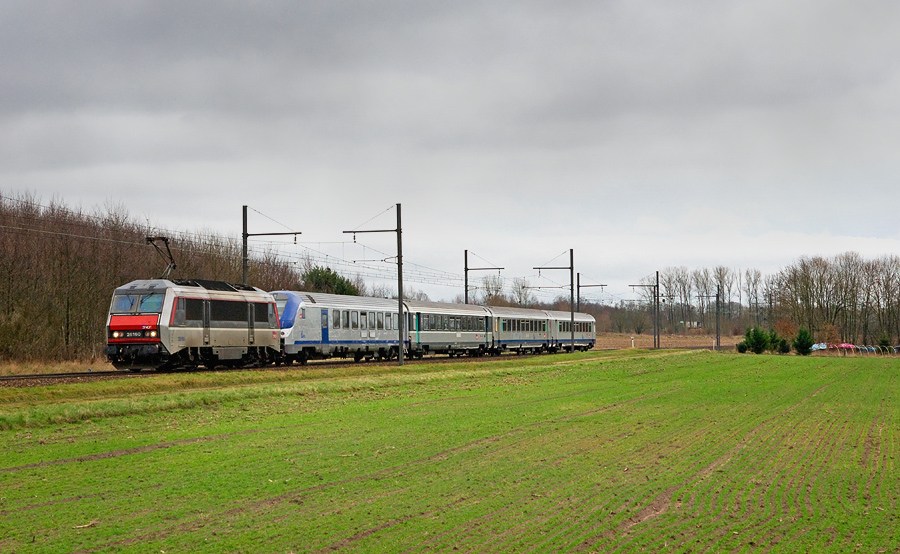 La BB 26160 est exceptionnellement en t&ecirc;te d'un TER Belfort - Dijon, avec une B5uxh juste derri&egrave;re elle. Il arrive &agrave; Auxonne.