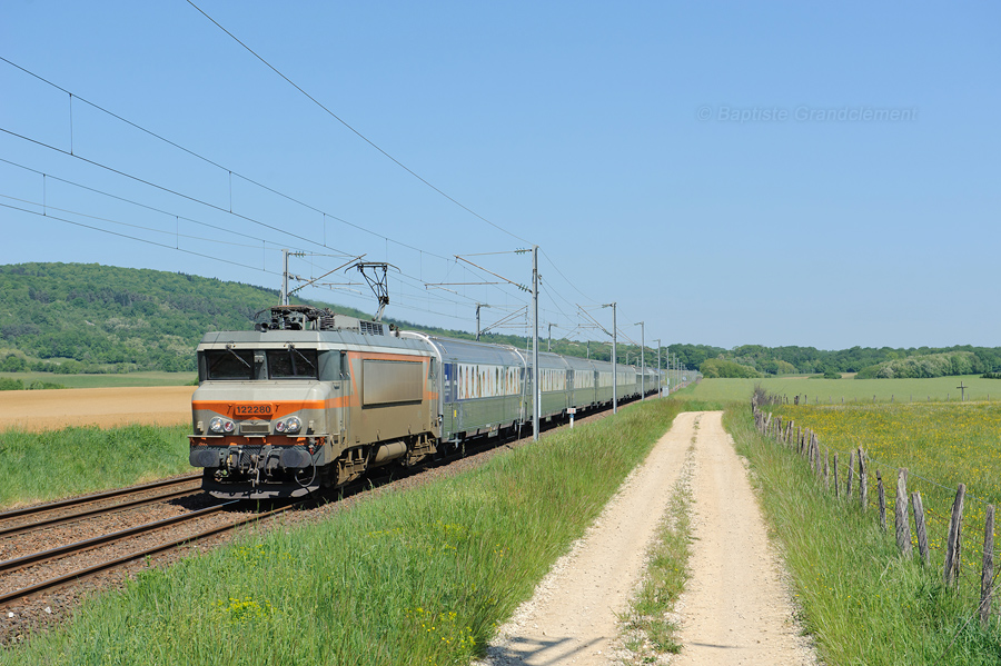 Transfert par la BB 22280 du train Forum Niv&eacute;a, sous la marche 27904/5 Strasbourg - Clermont-Ferrand, vu &agrave; Liesle.