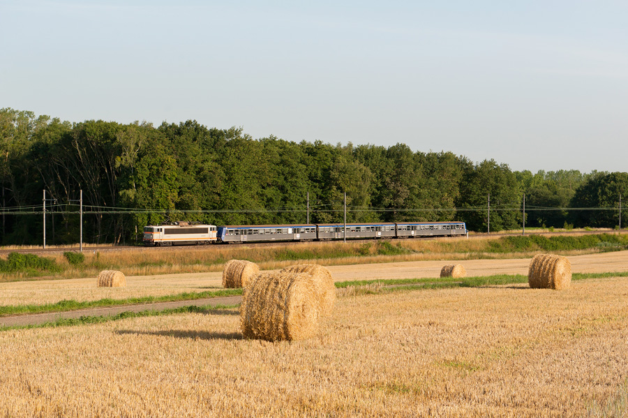 Un TER Dijon - Belfort passe au milieu des bottes de paille de Villers-Rotin, peu avant Dole.