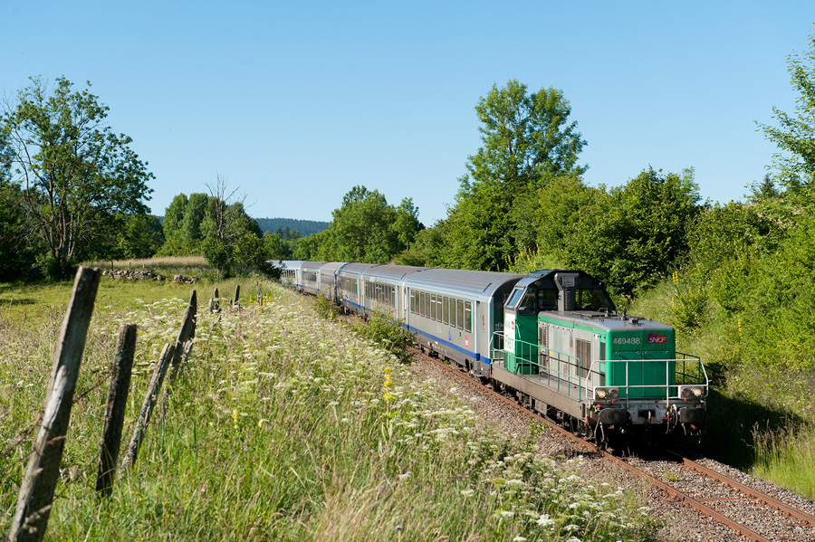 La BB 69488 (avec en pousse les BB 69409 et 69466) assure les navettes entre Champagnole et St-Laurent &agrave; l'occasion de la "Tram'Jurassienne".