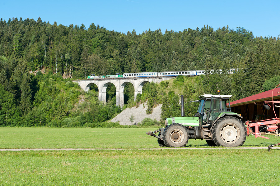 Les BB 69409 et 69466 (avec en pousse la BB 69488) assurent les navettes entre Champagnole et St-Laurent &agrave; l'occasion de la "Tram Jurassienne".