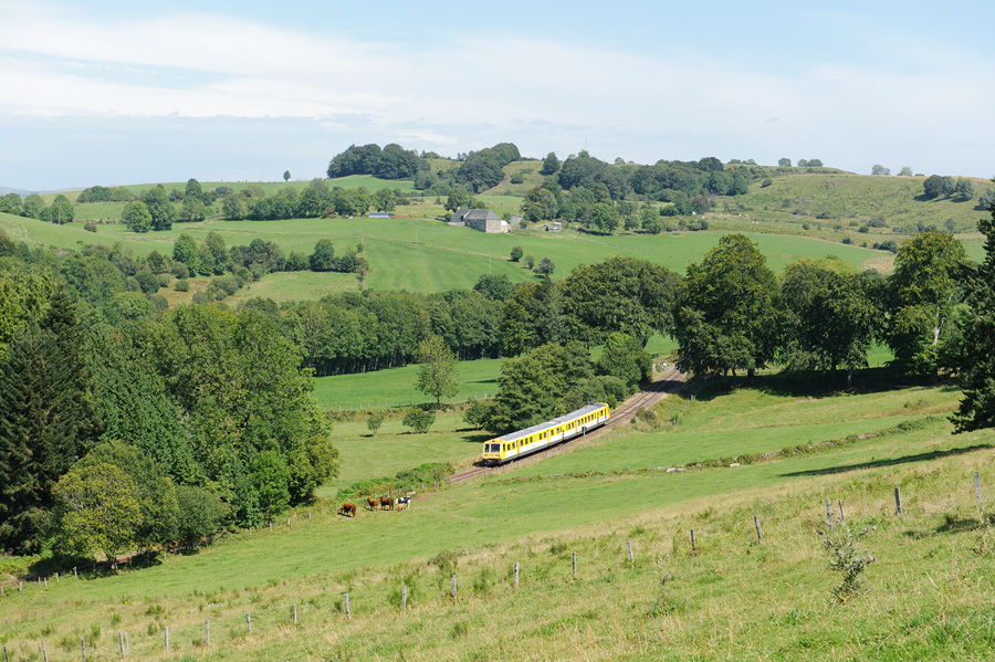 L'X 2725 de l'association CFHA assure une navette Riom-&egrave;s-Montagnes - Lugarde, et passe &agrave; Condat-St-Amandin, dans les superbes paysages du C&eacute;zallier.