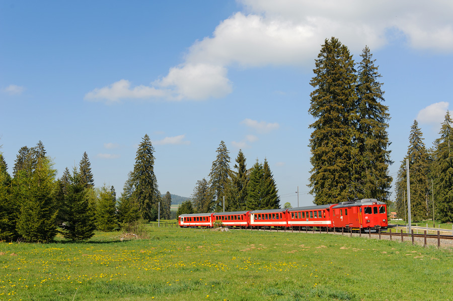 Le De 4/4 II N&deg; 411 assure le train 262 Glovelier - La Chaux-de-Fonds, et passe ici au Creux-des-Biches avec une composition renforc&eacute;e (deux coupons reversibles de deux voitures).