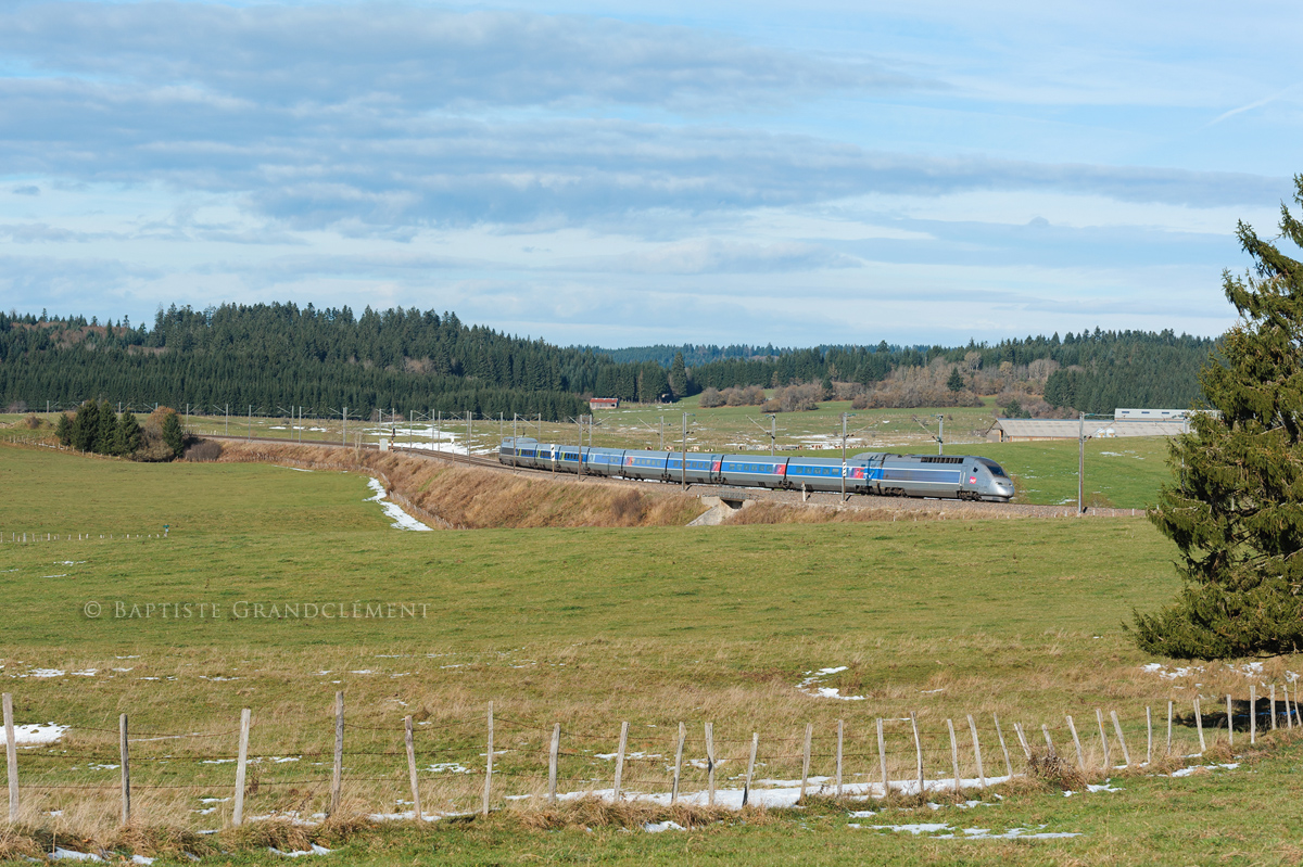Nouvellement arrivés sur la ligne, les TGV POS assurent désormais les TGV Lyria. Ils ont ainsi provoqué la radiation du lot de TGV Sud-Est tricourants. Ainsi la 4414 est vue ici peu avant Frasne alors qu'elle assure le TGV 9261 pour Lausanne.
