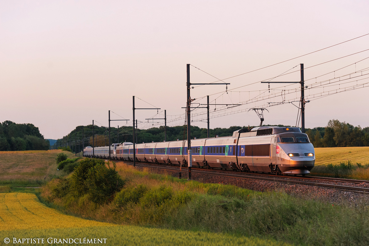 Il n'est pas encore 6h que le soleil commence déjà à pointer ses premiers rayons sur cette UM de TGV Sud-Est à destination de Paris. 
Il s'agit du seul TGV Besançon - Paris qui n'emprunte pas la LGV Rhin-Rhône, ne lui faisant perdre alors que 5 minutes par rapport à l'itinéraire "rapide" LGV... no comment !