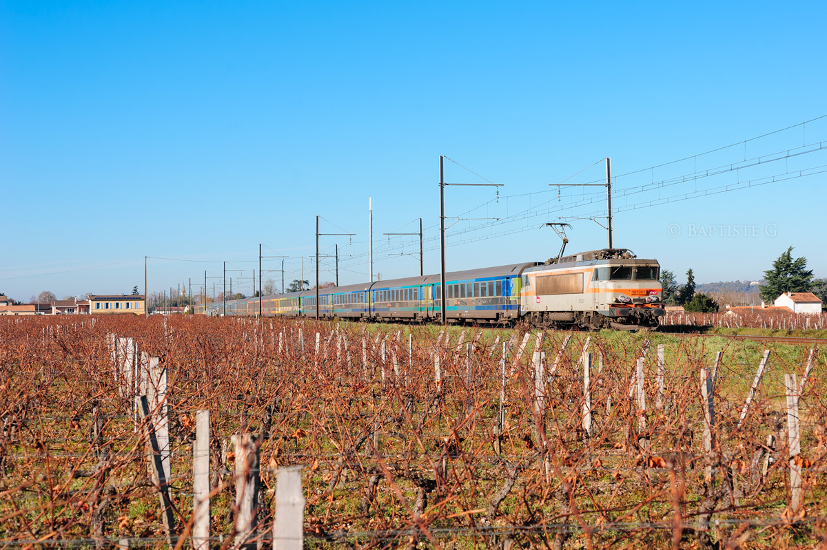 La BB 7267 est vue en tête du 4663, peu après son départ de Bordeaux, sur ce Téoz qu'elle emmènera jusqu'à Marseille-St-Charles.