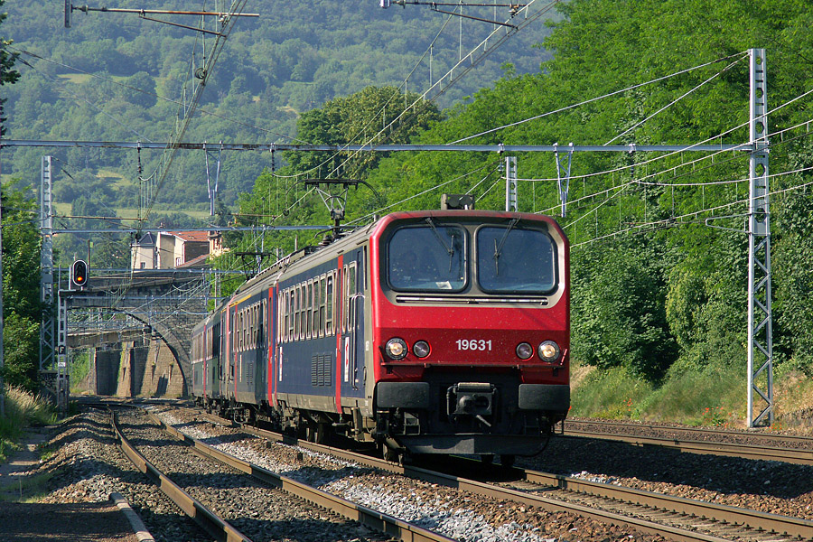 Vue de la Z 9631 assurant le TER 891414 Lyon - Dijon, passant &agrave; Couzon-au-Mont-d'Or.