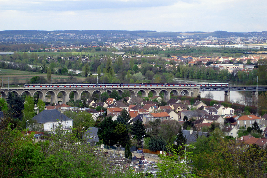 3 MS 61 non r&eacute;nov&eacute;s franchissent la Seine entre St Germain en Laye et le Pecq.