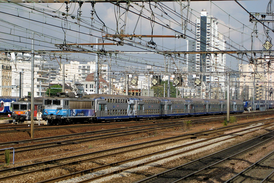 D&eacute;part de Paris Montparnasse pour Chartres de la BB 8646 avec sa rame VO2N.