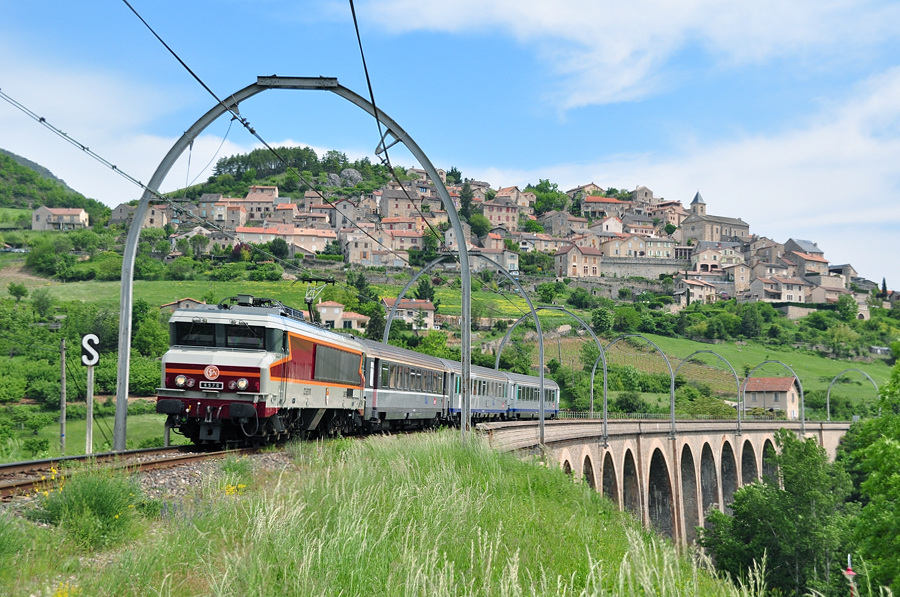 Passage du sp&eacute;cial St Ch&eacute;ly - Avignon sur le viaduc d'Aguessac, avec le village de Compeyre comme toile de fond.