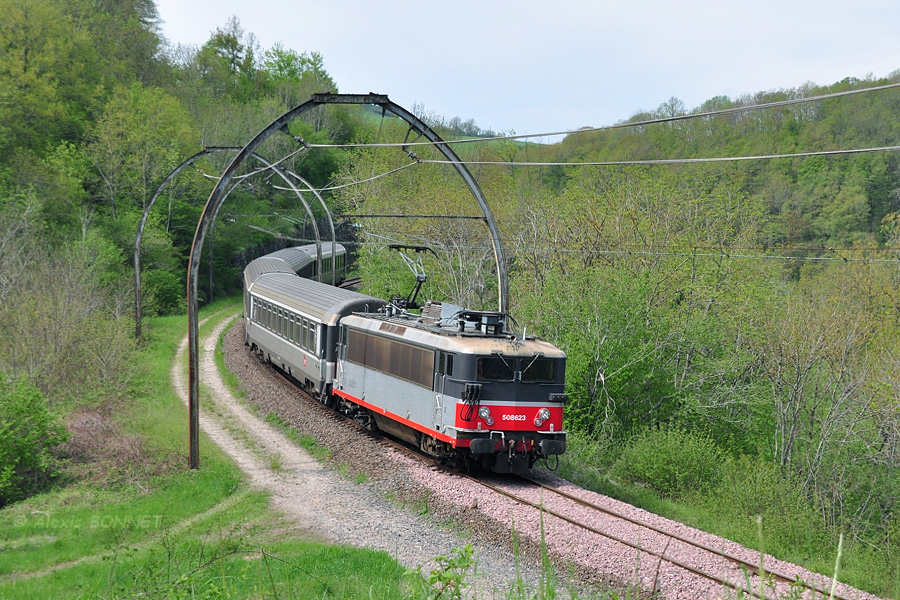L'Aubrac, train N°15940, fonce à travers les ogives de la ligne des Causses en direction de Clermont-Fd derrière la BB (10)8623.