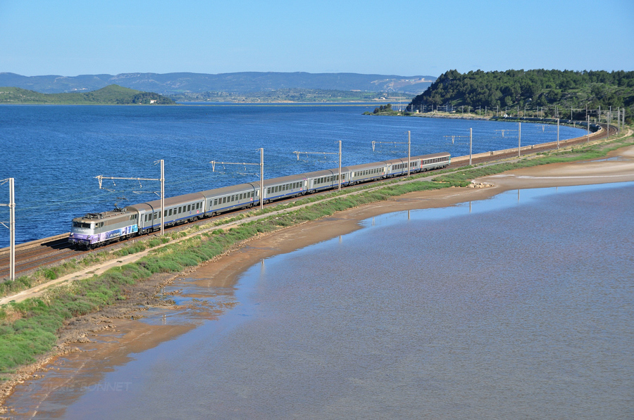 La BB 9303 assure ce 876111 jusqu'&agrave; Cerb&egrave;re et passe le c&eacute;l&egrave;bre d&eacute;fil&eacute; de l'&Icirc;le Ste Lucie.