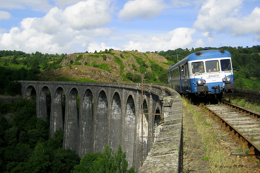 L'X 2908 de l'association CFHA traverse le viaduc de Barajol lors de son retour de Lugarde &agrave; Bort les Orgues.