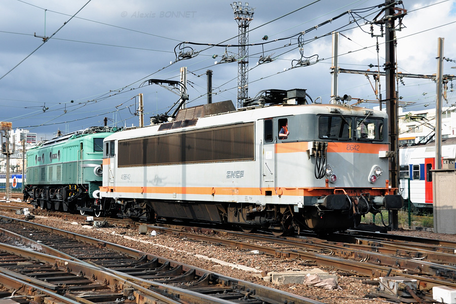 Direction Villeneuve pour la 2D2 9135 au passage dans le secteur du Poste 1 de Bercy derri&egrave;re la BB 8642.