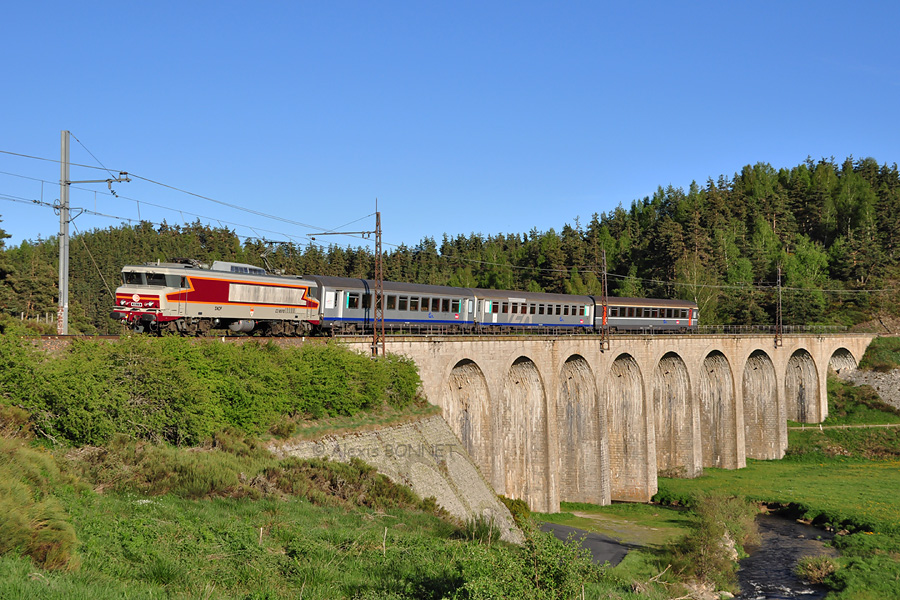 Le train sp&eacute;cial &agrave; destination de St Ch&eacute;ly et men&eacute; par la belle CC 6570 passe sur le viaduc de la Rimeize.