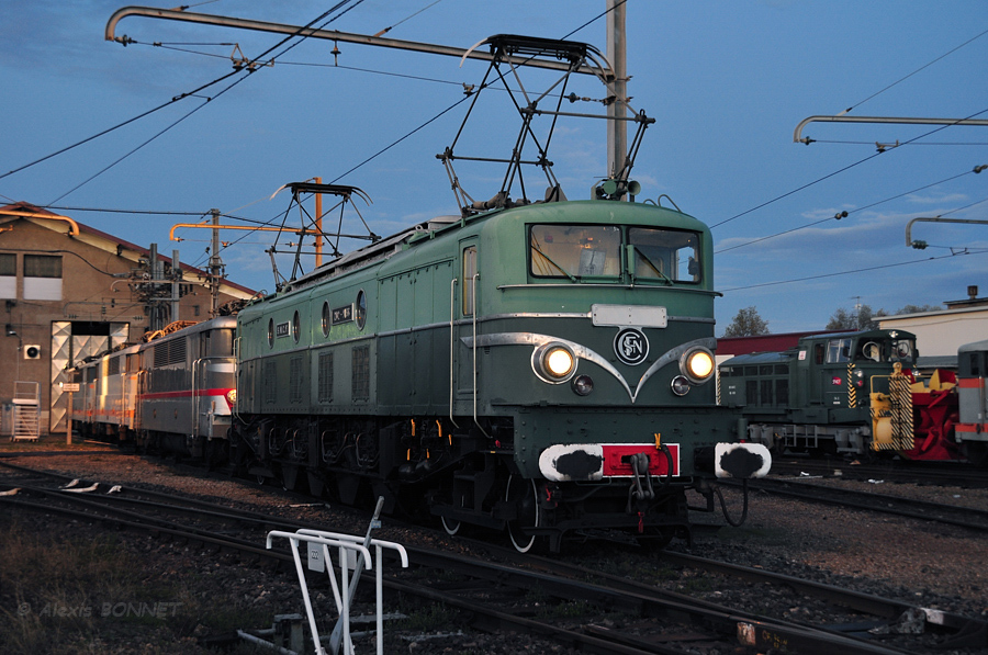 La 2D2 9135 manoeuvre dans le d&eacute;p&ocirc;t de Dijon-Perrigny &agrave; la tomb&eacute;e de la nuit.