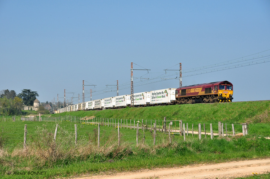 Le train de fruits "Working together" ou "Stobart" assurant la liaison Angleterre - Espagne passe au droit du ch&acirc;teau de Marigny &agrave; Fleurville.