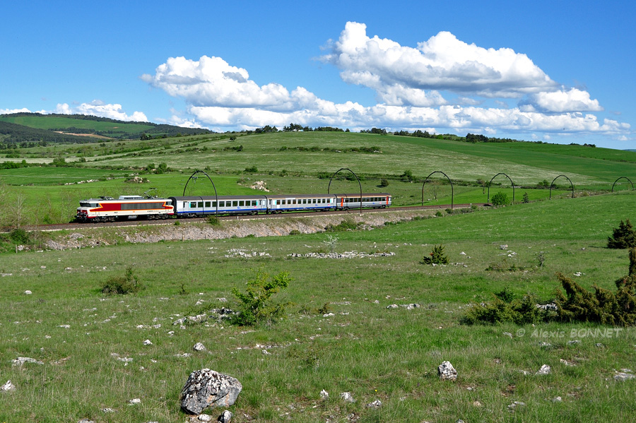 Le train sp&eacute;cial Avignon - St Ch&eacute;ly d'Apcher passe le col de Lagarde et ses paysages typiques des Causses.