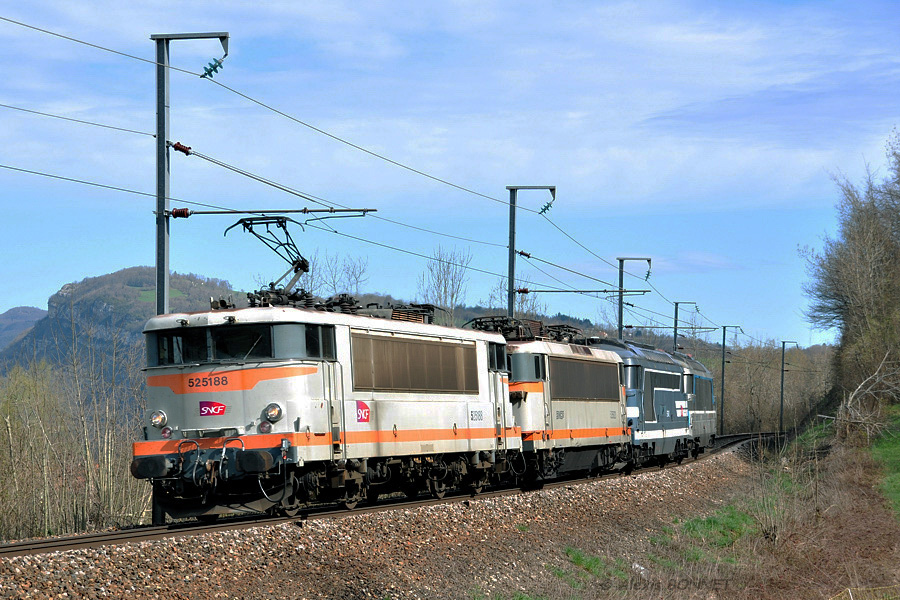 La BB 25188 en charge du TM Chamb&eacute;ry - V&eacute;nissieux approche de la gare de St B&eacute;ron-La Bridoire.