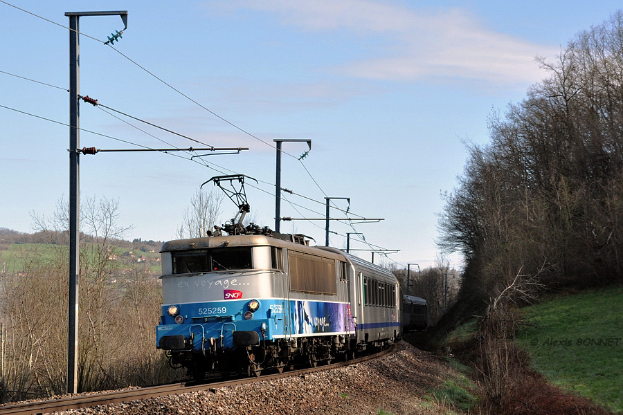 La BB (5)25259 descend vers St B&eacute;ron-La Bridoire avec son TER Modane - Lyon.