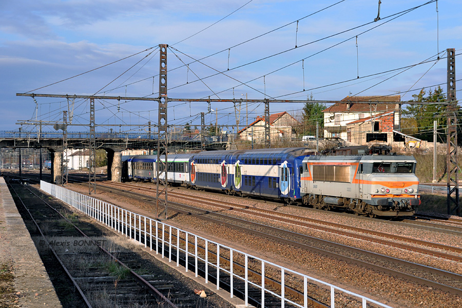 Acheminement de voitures VB2N de Trappes &agrave; Oullins en vu des essais des nouvelles BB 7600 (ex BB 7200 transform&eacute;es pour Transilien) d&eacute;di&eacute;es au Transilien. La BB 22223 est &agrave; la t&acirc;che.
