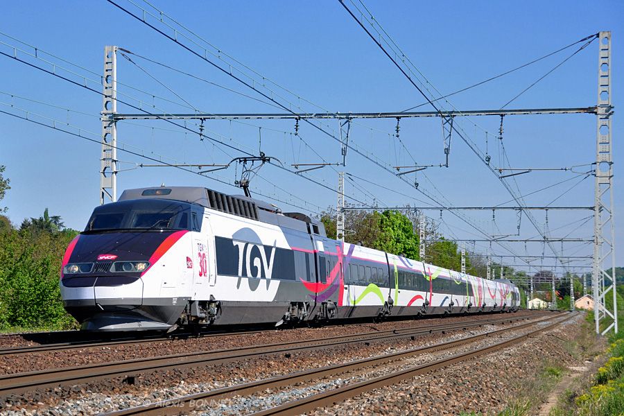 Marche de r&eacute;p&eacute;tition entre Paris et Lyon-Perrache de la rame TGV PSE n&deg;65 d&eacute;cor&eacute;e pour les 30 ans du TGV. La rame roule entre Saint-Germain-au-Mont-d'Or et Couzon-au-Mont-d'Or.
