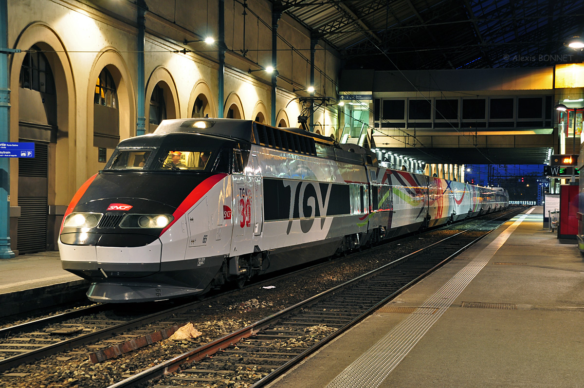 La rame TGV PSE n°65 pelliculée pour les 30 ans du TGV s'apprête à quitter Lyon-Perrache pour regagner Le Landy après une journée de festivités.