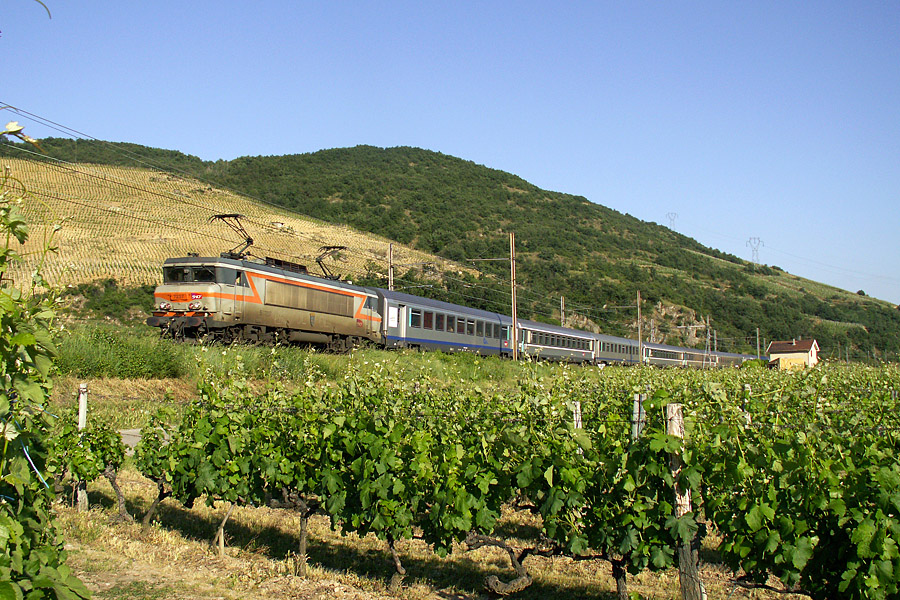 Le TER 17710 Marseille - Sens dans les vignobles de Gervans, BB 7237 en t&ecirc;te.