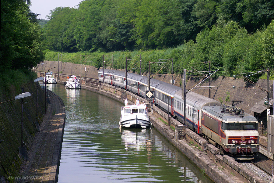 La BB 15005 dans le d&eacute;fil&eacute; d'Arzviller avec l'EC Vauban