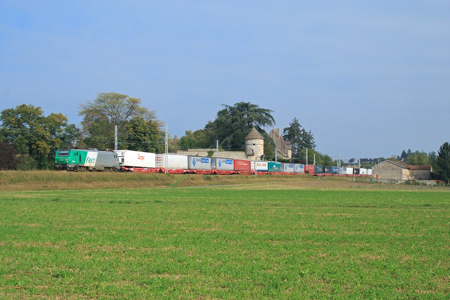 La BB 37041 sur le train 49961 se pr&eacute;sente devant le Ch&acirc;teau de Marigny &agrave; Fleurville.