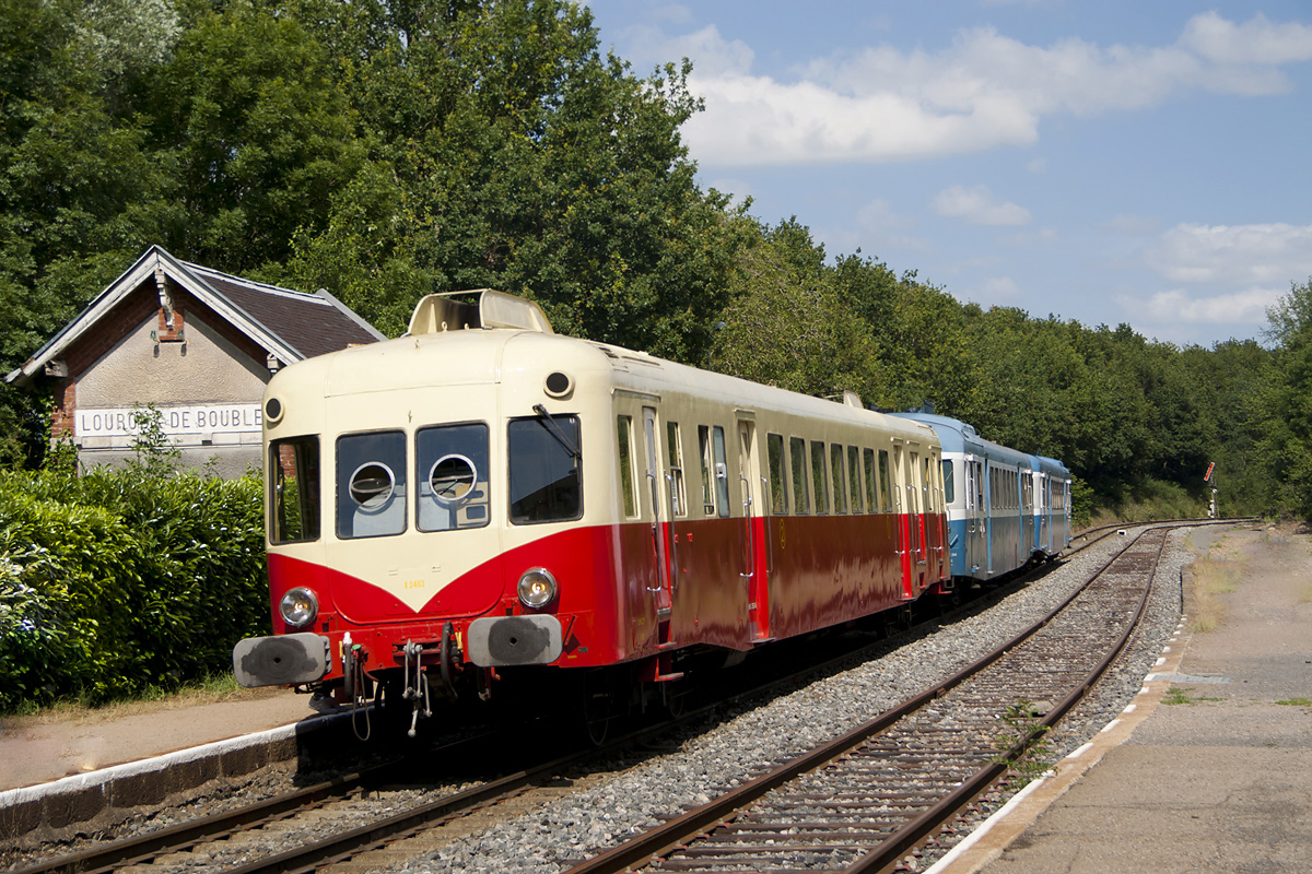 Le X 2403 accompagné de l'X 2844 et de l'X 2900 stationnent en gare de Louroux-de-Bouble, sur le 804016 Montluçon - Bellenaves.