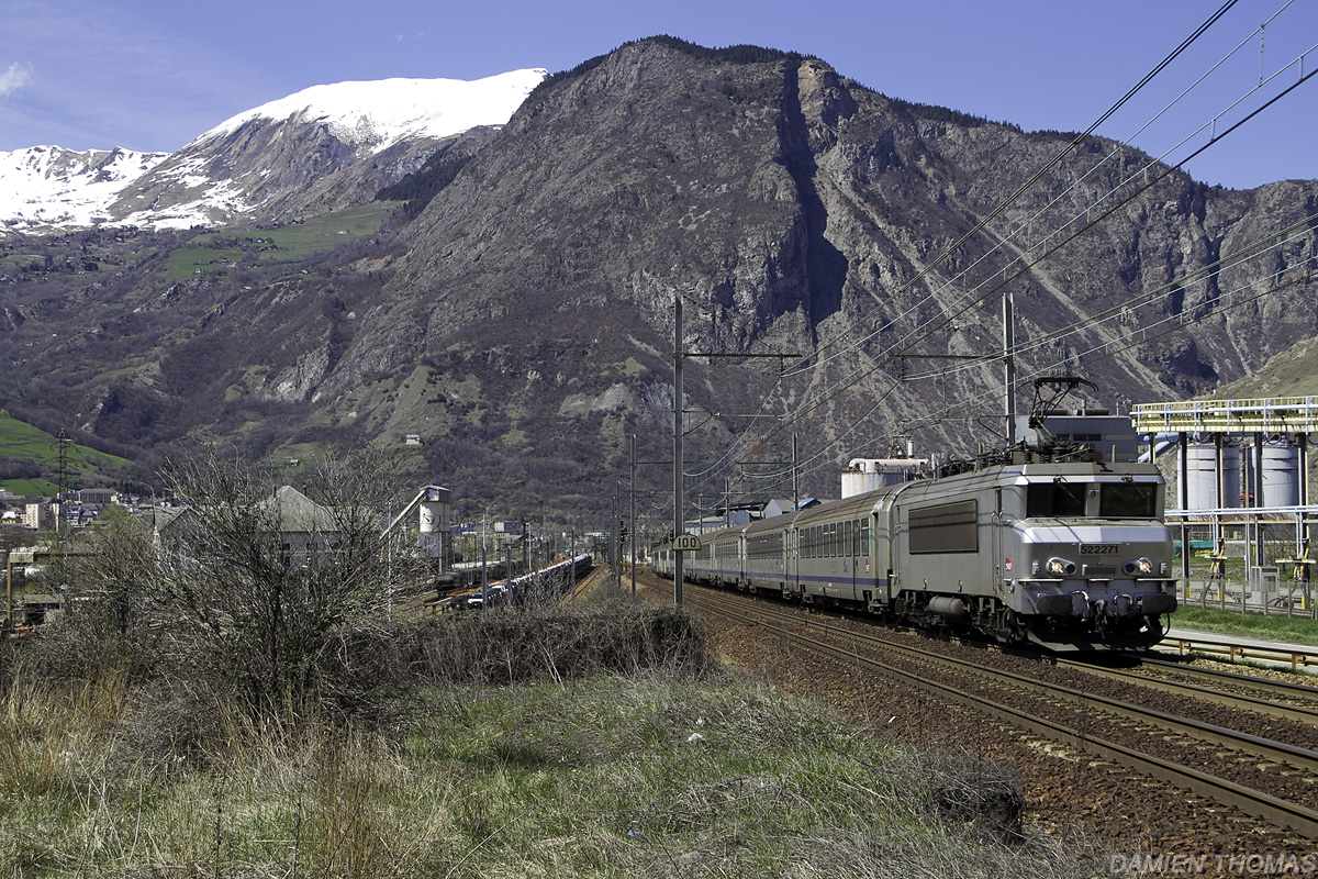 La BB 22271 "Fantôme" vient de s'arrêter en gare de St-Jean-de-Maurienne-Arvan. Le train 18503 continue son ascension jusqu'à Modane.