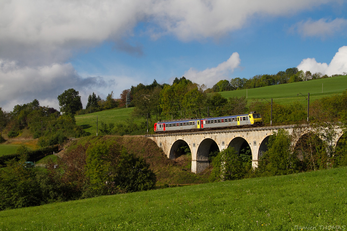 En ce début d'automne assez pluvieux, la Z 9515 chasse les nuages pour se rendre à La Roche-sur-Foron. Elle est vue sur le Vernay (95m) en aval de la gare de Groisy.