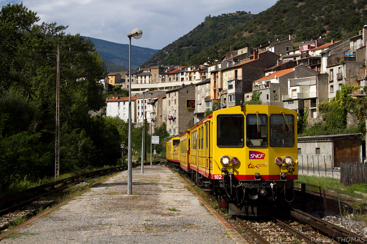 Alors que la Z102 mène son train en provenance de Font-Romeu, le voici à son arrivée en gare de Olette - Canaveilles-les-Bains. Dans moins d'une demi-heure, il arrivera à son terminus la gare de Villefranche Vernet-les-Bains.