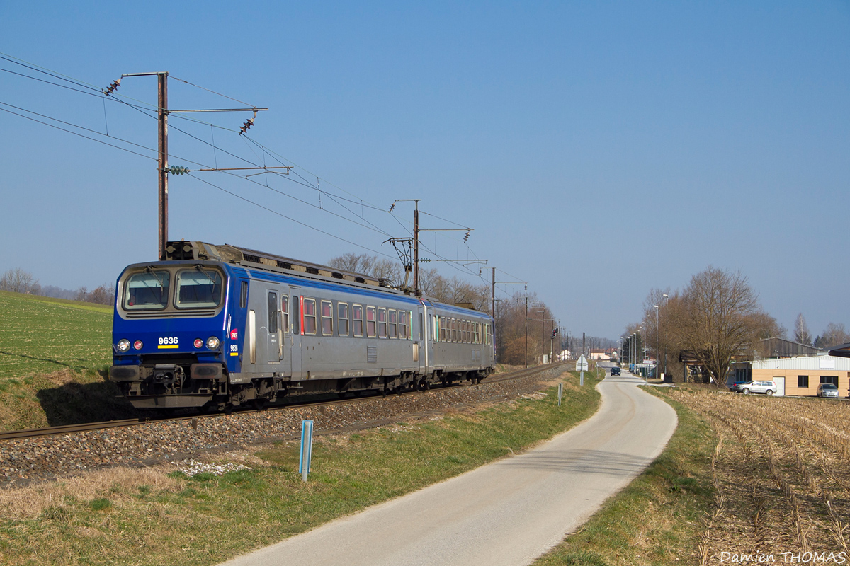 Des poteaux caractéristiques du berceau du 25kV en France pour la Z2 9636 assurant le TER Annecy - Chambéry. Elle est aperçu entre la sortie de la gare d'Albens et Grésy-sur-Aix.