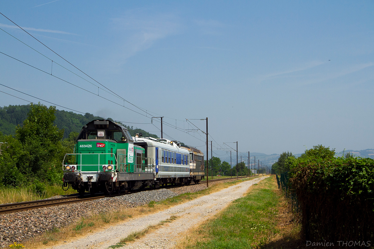 Avec une petite avance de 20 minutes sur l'horaire théorique, le train de mesure passe la ligne droite entre Rumilly et Bloye (Evitement) et file sur Aix-les-Bains puis Chambéry.