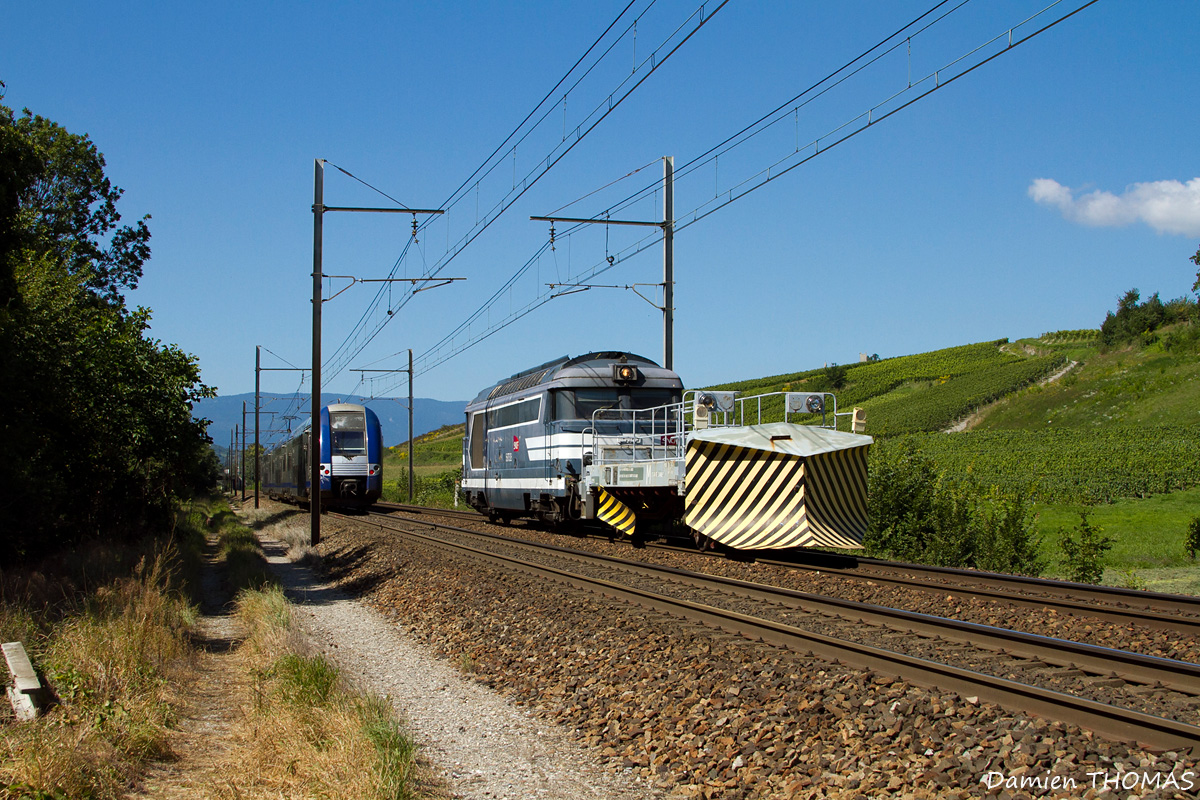 On retrouve la BB 67526 qui mène son wagon "SOC" à Veynes à la hauteur de Torméry sur la marche 818795 Ambérieu - Grenoble. Petit coup de chance, elle croise le TER St-Marcellin - Chambéry quelques secondes auparavant assuré en TER 2N qui remplace petit à petit les 67300 + RRR.