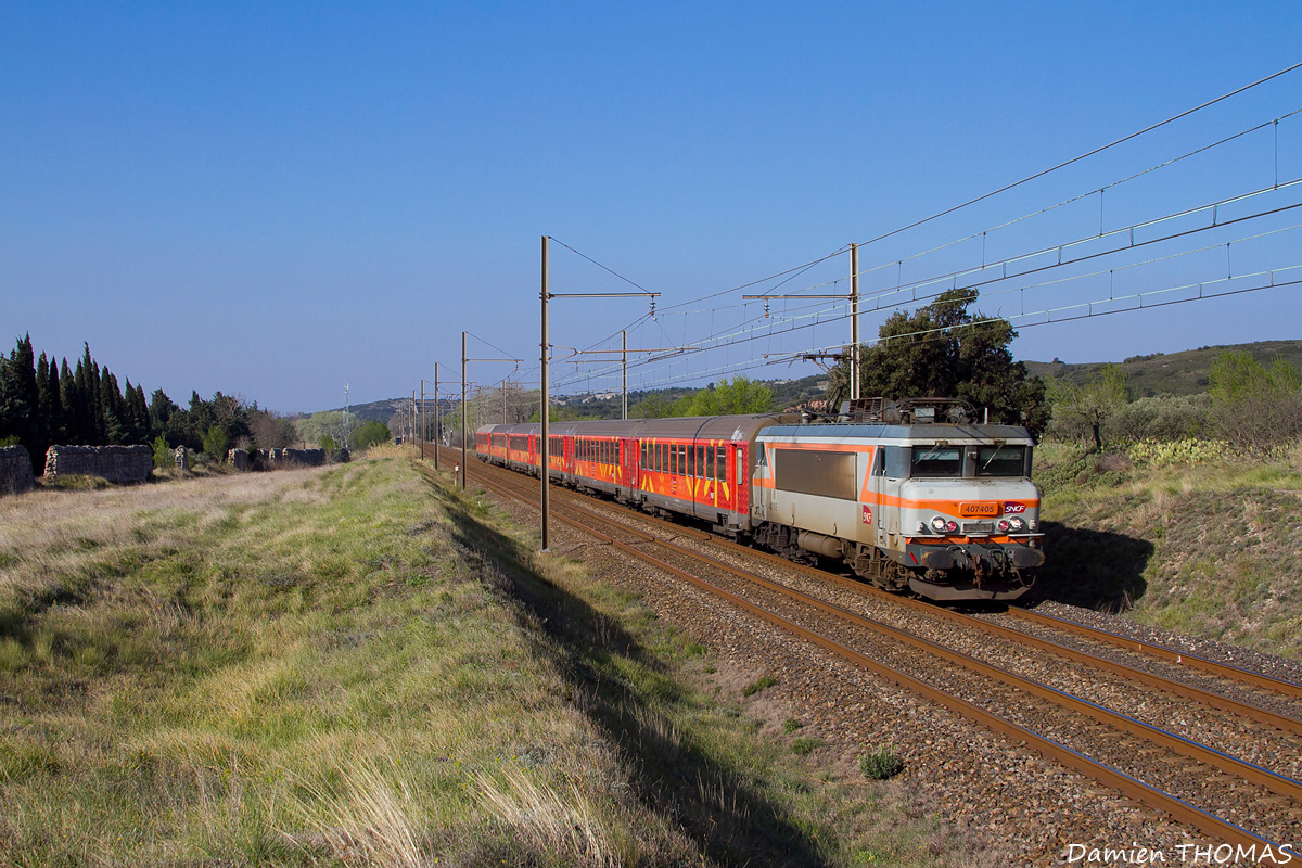 Parti au petit matin de Port Bou, le TER 876404 assuré par la BB 7405 approche d'Avignon et est aperçu sur la commune de Graveson.