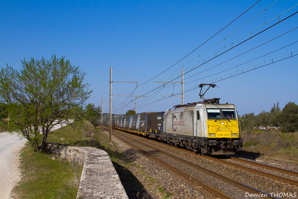 La Traxxx E 186 315-8 assure le Méga Combi 48471 Calais-Frethun - Cerbère, le train est aperçu à Graveson dans le Vaucluse.

Ce train international pour le compte de Ford, à pour provenance Dagenham au Royaume Uni et pour destination finale Silla près de Valence en Espagne.